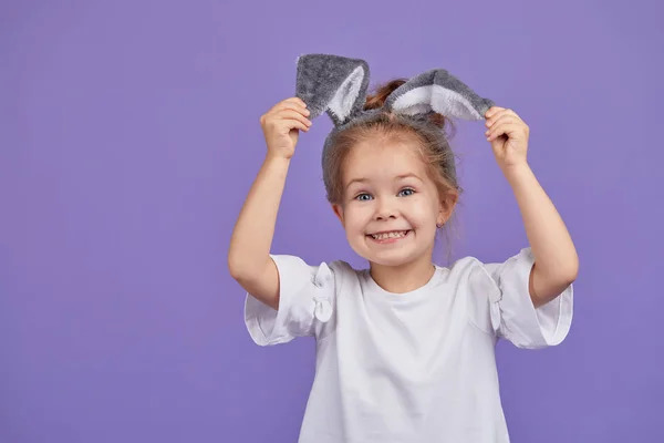 复活节那天 可爱的笑着的小女孩戴着小兔子耳朵的画像 Violet独立背景下有趣的情绪 — 图库照片