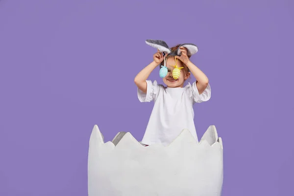 Cute Little Girl Rabbit Ears Holds Easter Eggs Colored Purple — ストック写真