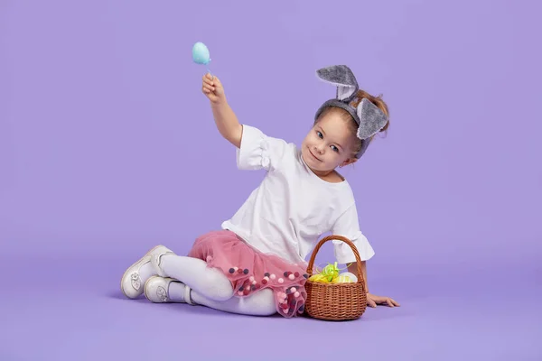 Una Linda Niña Con Disfraz Conejito Pascua Sienta Cerca Enorme —  Fotos de Stock