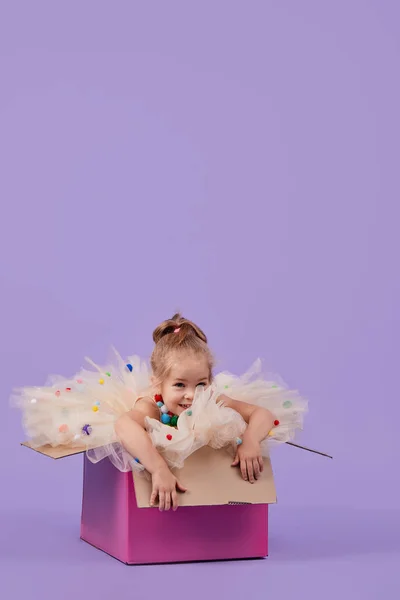 Uma Criança Menina Alegre Vestido Férias Magnífico Senta Dentro Uma — Fotografia de Stock