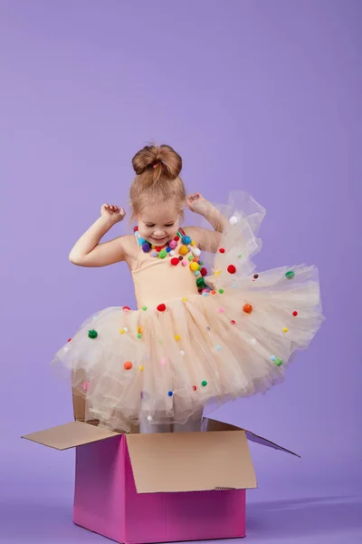 Uma Criança Menina Alegre Vestido Férias Magnífico Senta Dentro Uma — Fotografia de Stock