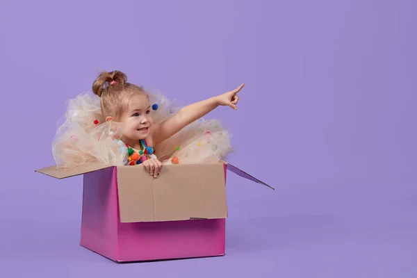 Uma Criança Menina Alegre Vestido Férias Magnífico Senta Dentro Uma — Fotografia de Stock