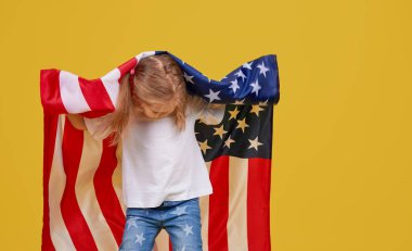 Vatansever bayram. Mutlu çocuk, sarı stüdyo geçmişinde Amerikan bayrağı olan sevimli küçük kız. Usa 4 Temmuz 'u kutluyor, Bağımsızlık Günü.