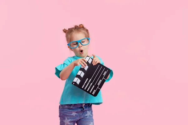 Vicces Mosolygós Gyermek Lány Mozi Szemüveg Tartani Film Készítés Clapperboard — Stock Fotó
