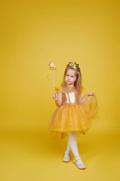 Menina Alegre Com Cabelos Longos Vestido Dourado Tule Coroa Princesa — Fotografia de Stock