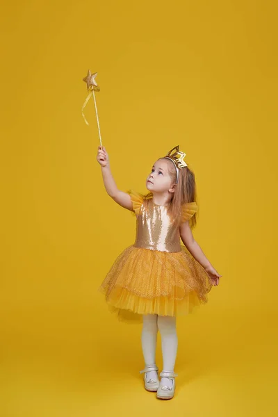 Χαρούμενο Μικρό Κορίτσι Μακριά Μαλλιά Ένα Τούλι Χρυσό Φόρεμα Και — Φωτογραφία Αρχείου