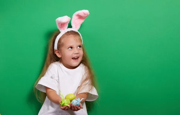 Niña Linda Con Orejas Conejo Huevos Pascua Sobre Fondo Verde —  Fotos de Stock