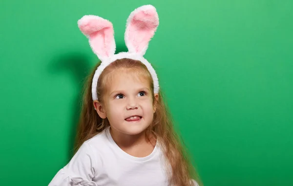 Niña Linda Con Orejas Conejo Huevos Pascua Sobre Fondo Verde —  Fotos de Stock