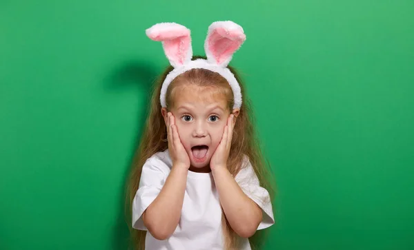 Niña Linda Con Orejas Conejo Huevos Pascua Sobre Fondo Verde —  Fotos de Stock