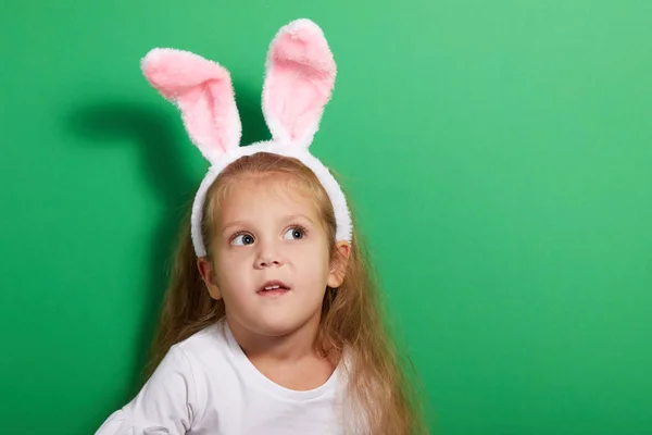 Niña Linda Con Orejas Conejo Huevos Pascua Sobre Fondo Verde —  Fotos de Stock