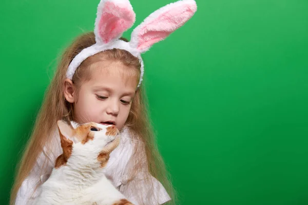 Lindo Feliz Chikd Chica Con Real Pascua Mascota Gato Usando —  Fotos de Stock