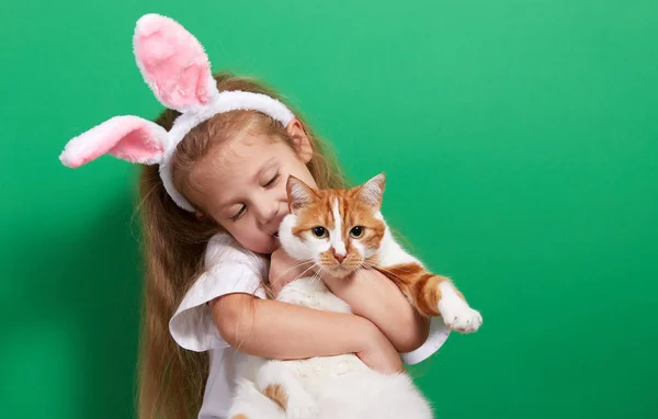 Lindo Feliz Chikd Chica Con Real Pascua Mascota Gato Usando —  Fotos de Stock