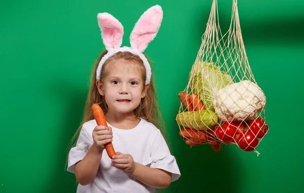 Niña Pequeña Está Espiando Saco Comestibles Fondo Verde Verduras Frescas —  Fotos de Stock