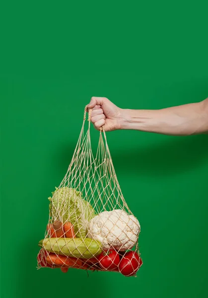 Hand Houdt Herbruikbare Shopping String Tas Met Boodschappen Groene Geïsoleerde — Stockfoto