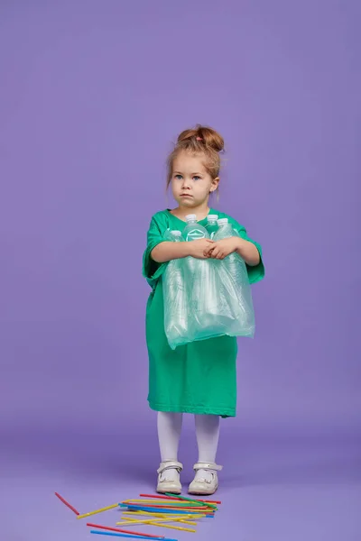 Cuidar Meio Ambiente Menina Lixo Plástico Separado Para Reciclar Cor — Fotografia de Stock