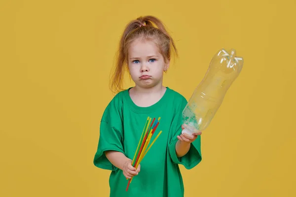 Prendre Soin Environnement Petite Fille Est Une Poubelle Plastique Séparée — Photo