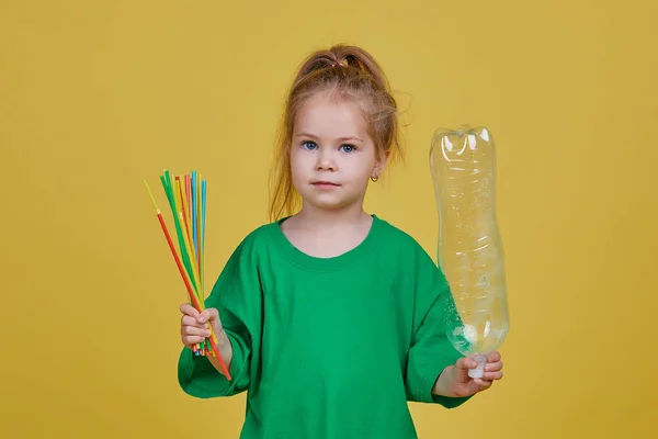 Турбота Про Довкілля Маленька Дівчинка Окремий Пластиковий Смітник Переробки Яскравий — стокове фото