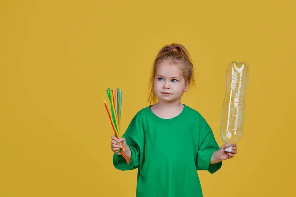 Prendersi Cura Dell Ambiente Bambina Spazzatura Plastica Separata Riciclare Luminoso — Foto Stock