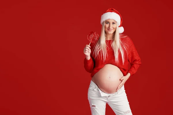 Jeune Femme Enceinte Chapeau Père Noël Sur Fond Rouge Avec — Photo