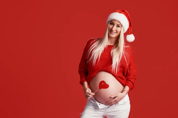 Jovem Grávida Chapéu Santa Fundo Vermelho Com Pirulito Forma Coração — Fotografia de Stock