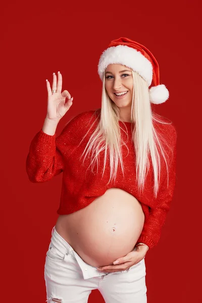 Jeune Femme Enceinte Chapeau Père Noël Sur Fond Rouge Fille — Photo