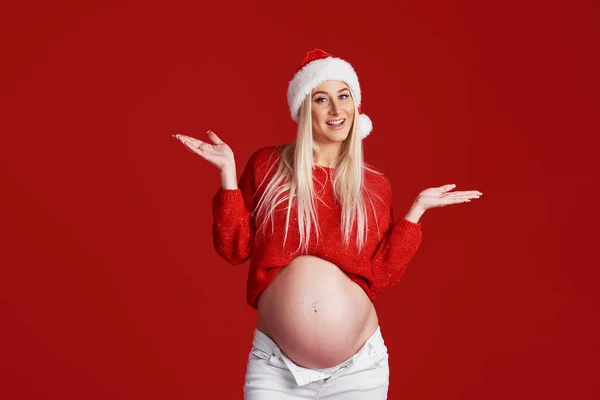 Jovem Grávida Chapéu Papai Noel Fundo Vermelho Menina Expectante Alegre — Fotografia de Stock