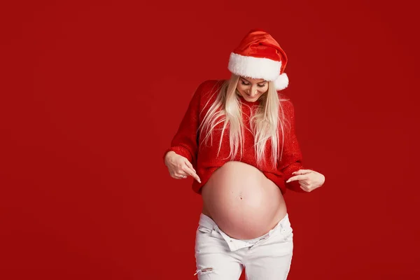 Jovem Grávida Chapéu Papai Noel Fundo Vermelho Uma Garota Surpresa — Fotografia de Stock