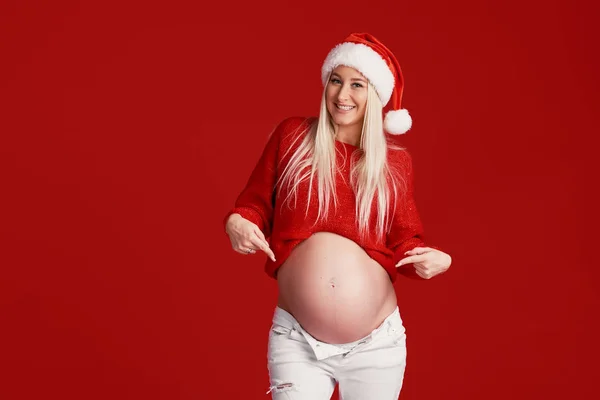 Tânără Însărcinată Pălărie Moş Crăciun Fundal Roşu Fată Surprinsă Uită — Fotografie, imagine de stoc