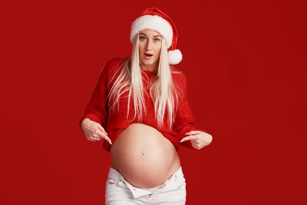 Tânără Însărcinată Pălărie Moş Crăciun Fundal Roşu Fată Surprinsă Uită — Fotografie, imagine de stoc
