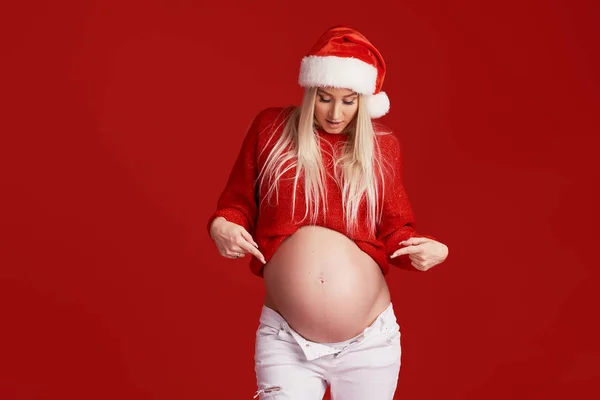 Jovem Grávida Chapéu Papai Noel Fundo Vermelho Uma Garota Surpresa — Fotografia de Stock