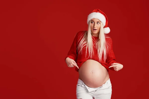 Jovem Grávida Chapéu Papai Noel Fundo Vermelho Uma Garota Surpresa — Fotografia de Stock