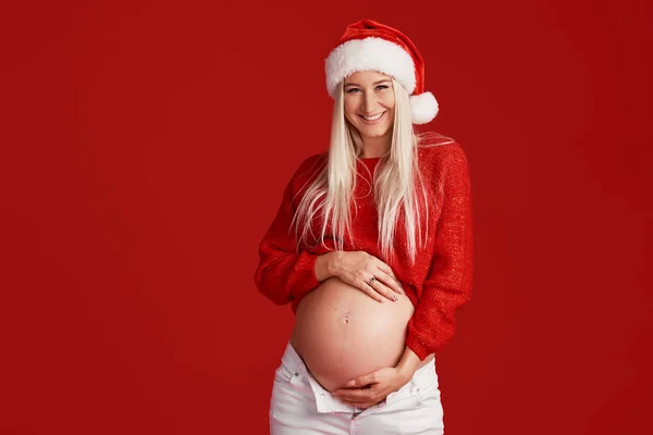 Jovem Grávida Chapéu Papai Noel Fundo Vermelho Uma Garota Surpresa — Fotografia de Stock