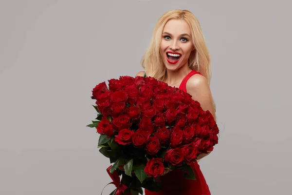 Piękna Romantyczna Kobieta Bukietem Czerwonych Róż Kwiaty Czerwone Usta Walentynki — Zdjęcie stockowe