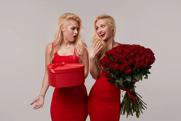 Duas Jovens Gêmeas Felizes Com Grande Buquê Rosas Vermelhas Uma — Fotografia de Stock