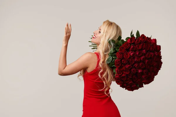 Feliz Jovem Loira Segurando Grande Buquê Rosas Vermelhas Como Presente — Fotografia de Stock