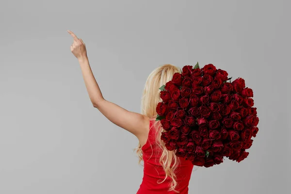 Joyeux Jeune Femme Blonde Tenant Grand Bouquet Roses Rouges Cadeau — Photo