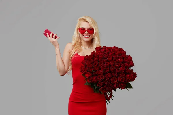 Szczęśliwa Młoda Blondynka Kształcie Serca Okulary Trzymając Duży Bukiet Czerwonych — Zdjęcie stockowe