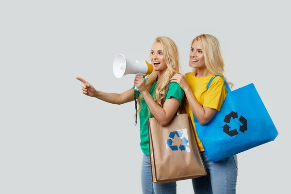 Jovens Mulheres Roupas Casuais Estão Segurando Sacos Supermercado Reciclados Ecológicos — Fotografia de Stock