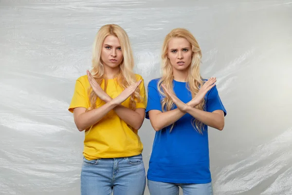 Молоді Жінки Добровольці Жовтих Синіх Футболках Проводять Кампанію Проти Використання — стокове фото