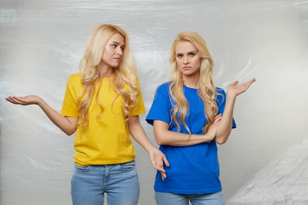 Les Jeunes Femmes Volontaires Dans Les Shirts Jaunes Bleus Font — Photo