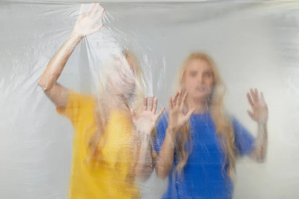 Freiwillige Junge Frauen Gelben Und Blauen Shirts Setzen Sich Gegen — Stockfoto