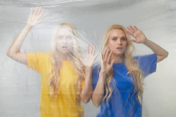 Młode Kobiety Wolontariuszki Żółtych Niebieskich Koszulkach Kampanii Przeciwko Stosowaniu Polietylenu — Zdjęcie stockowe