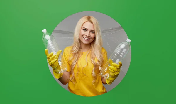 年轻的女志愿者戴着黄色手套 带着塑料废品回收箱 从绿色背景的圆形孔里看过去 环境保护概念 — 图库照片