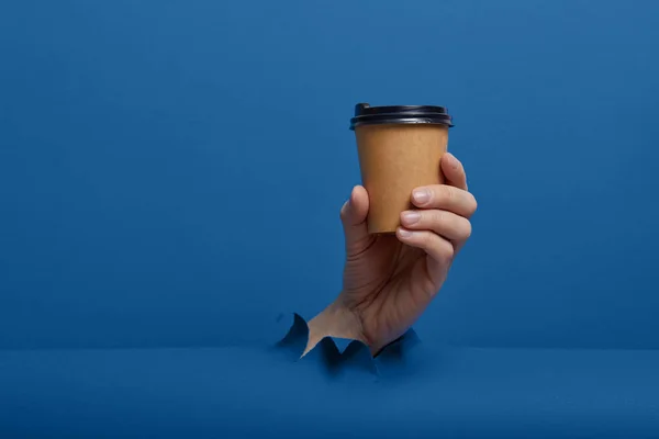 Mannelijke Hand Het Nemen Van Een Kopje Koffie Door Gescheurde — Stockfoto