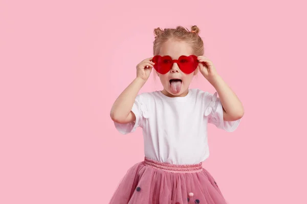 Retrato Surpreendido Bonito Pequena Menina Forma Óculos Sol Coração Criança — Fotografia de Stock