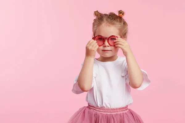 Retrato Surpreendido Bonito Pequena Menina Forma Óculos Sol Coração Criança — Fotografia de Stock