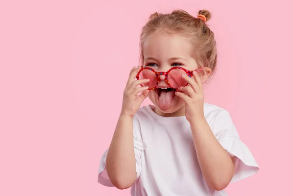 Ritratto Sorpresa Carina Bambina Occhiali Sole Forma Cuore Bambino Bocca — Foto Stock