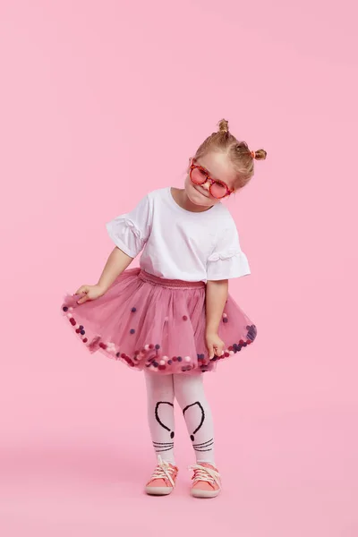 Feliz Infância Menina Engraçada Saia Tule Pulando Divertindo Isolada Fundo — Fotografia de Stock