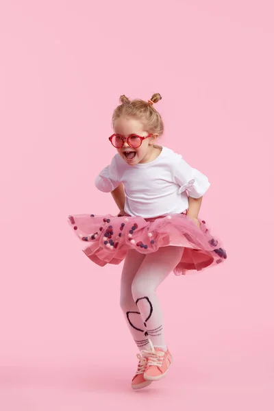 Feliz Infância Menina Engraçada Saia Tule Pulando Divertindo Isolada Fundo — Fotografia de Stock