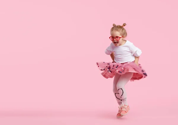 Feliz Infância Menina Engraçada Saia Tule Pulando Divertindo Isolada Fundo — Fotografia de Stock